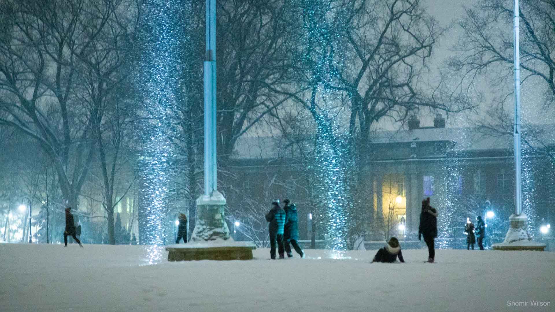 Snow and students on the front lawn of Old Main at Penn State